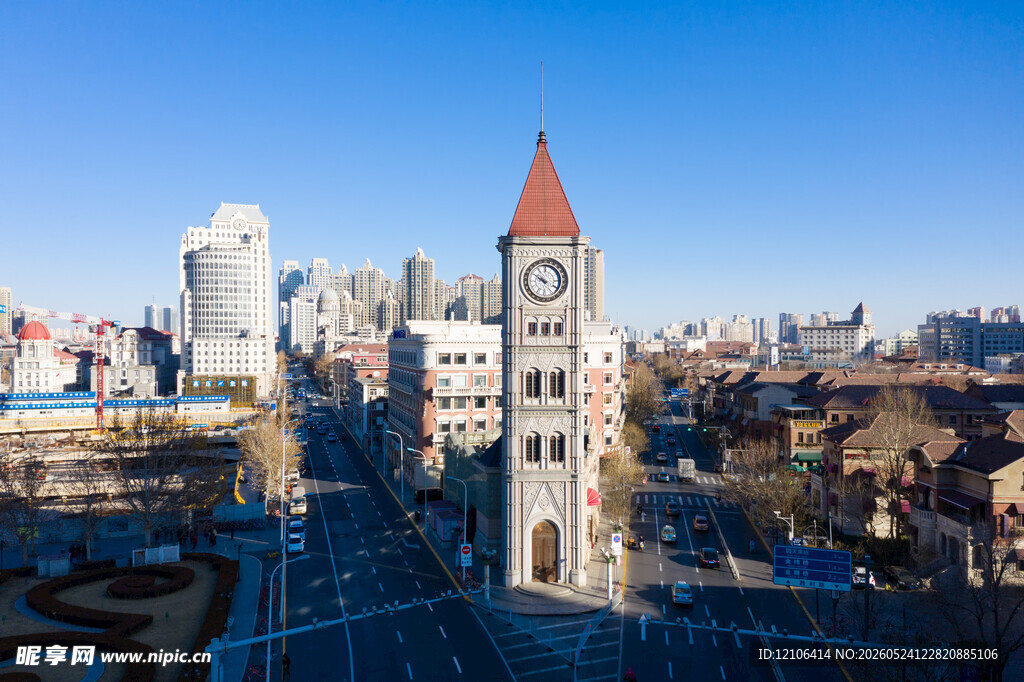 城市钟楼景观俯瞰