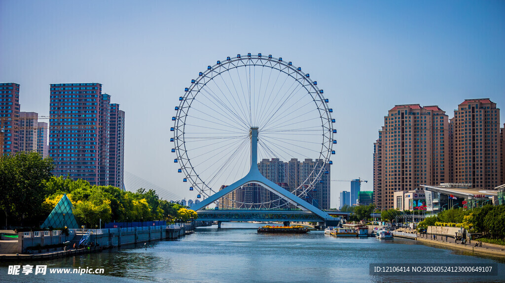 城市河畔的巨型摩天轮景观