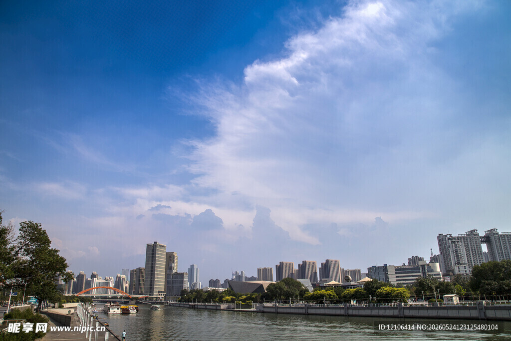 城市河畔风光