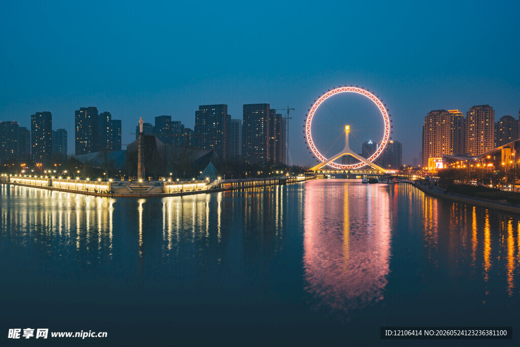 城市河畔的璀璨摩天轮夜景