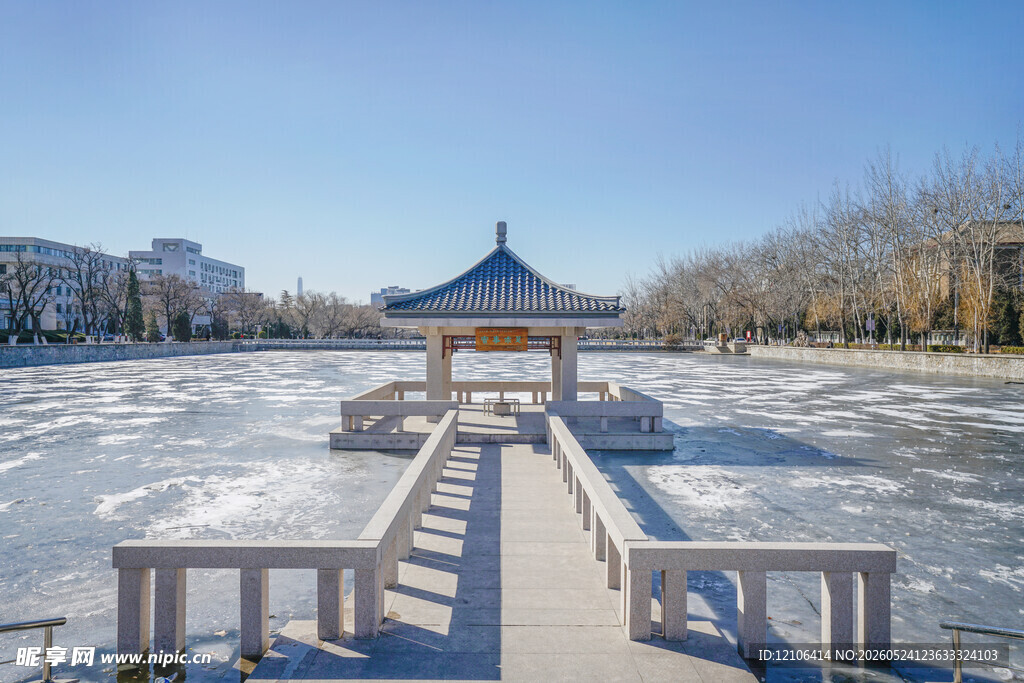 冬日湖畔凉亭雪景