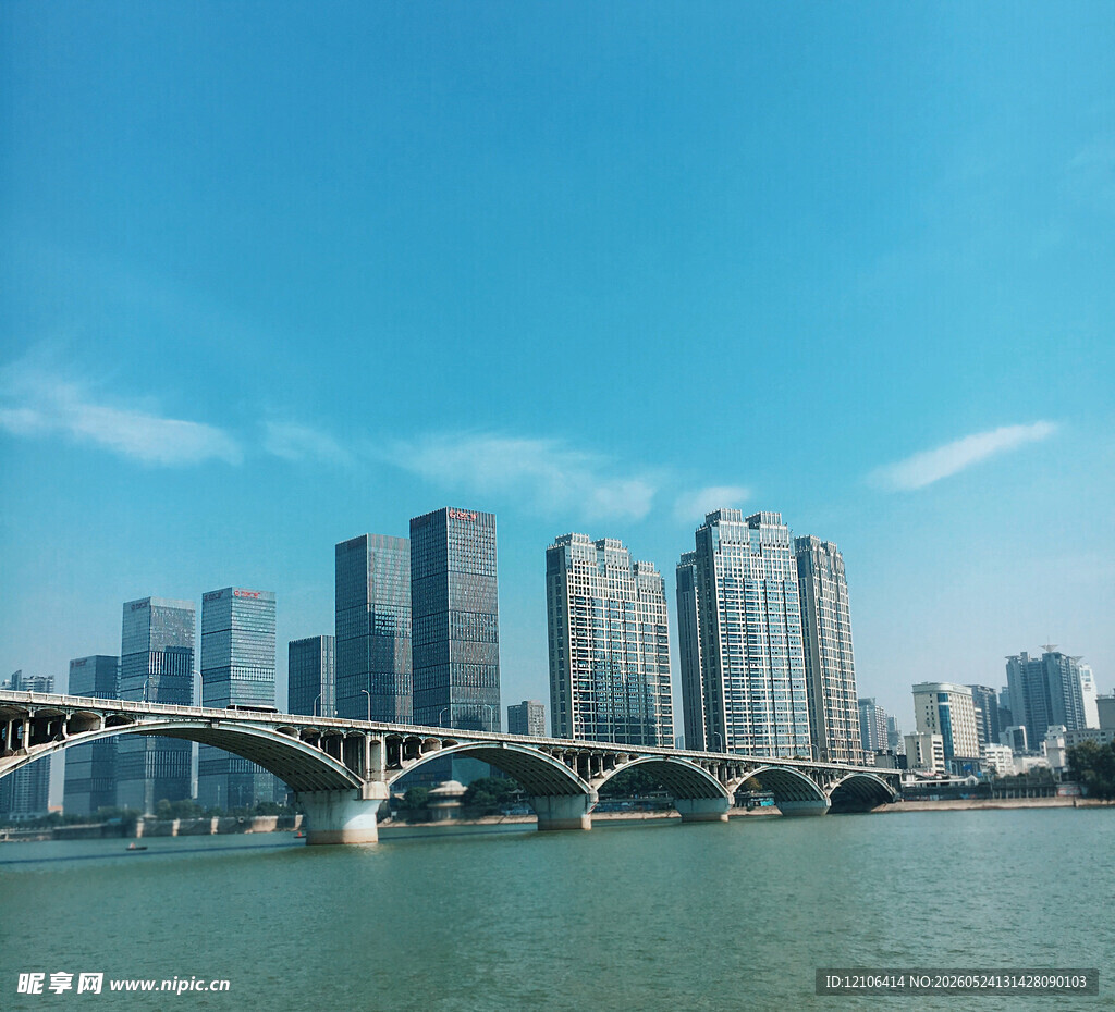 城市桥梁与现代建筑群景观
