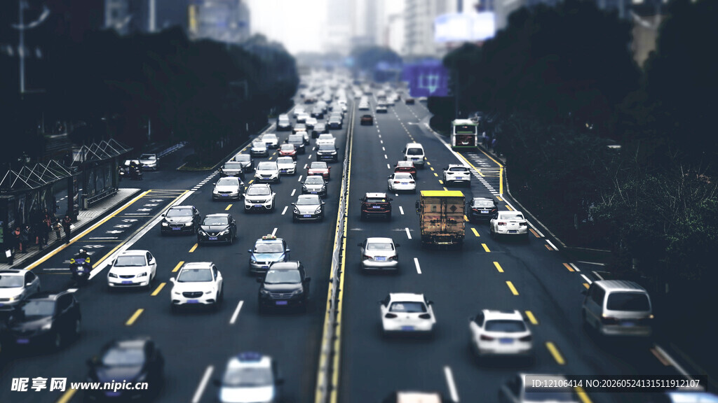 城市繁忙道路车流景象