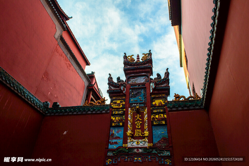 红墙间的古建筑顶部景观