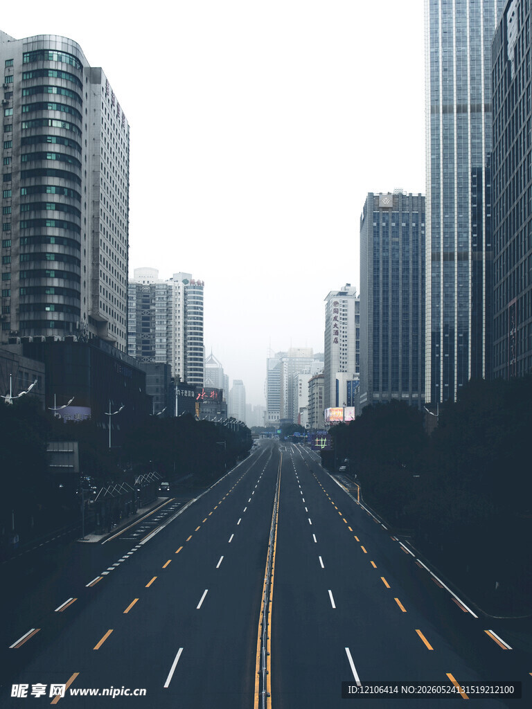 空旷城市道路上的高楼景观