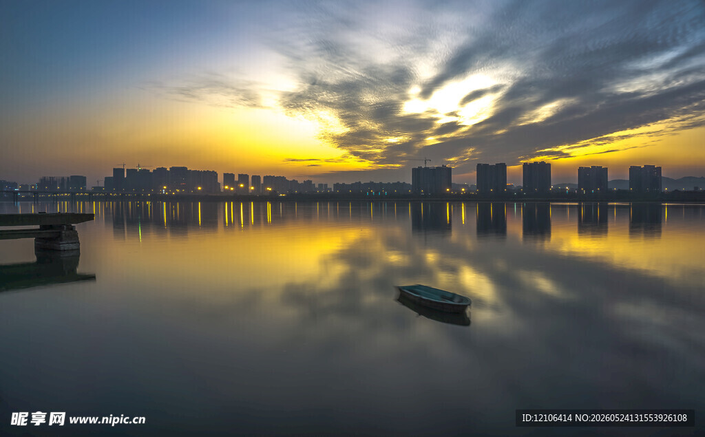 夕阳下的城市湖畔美景