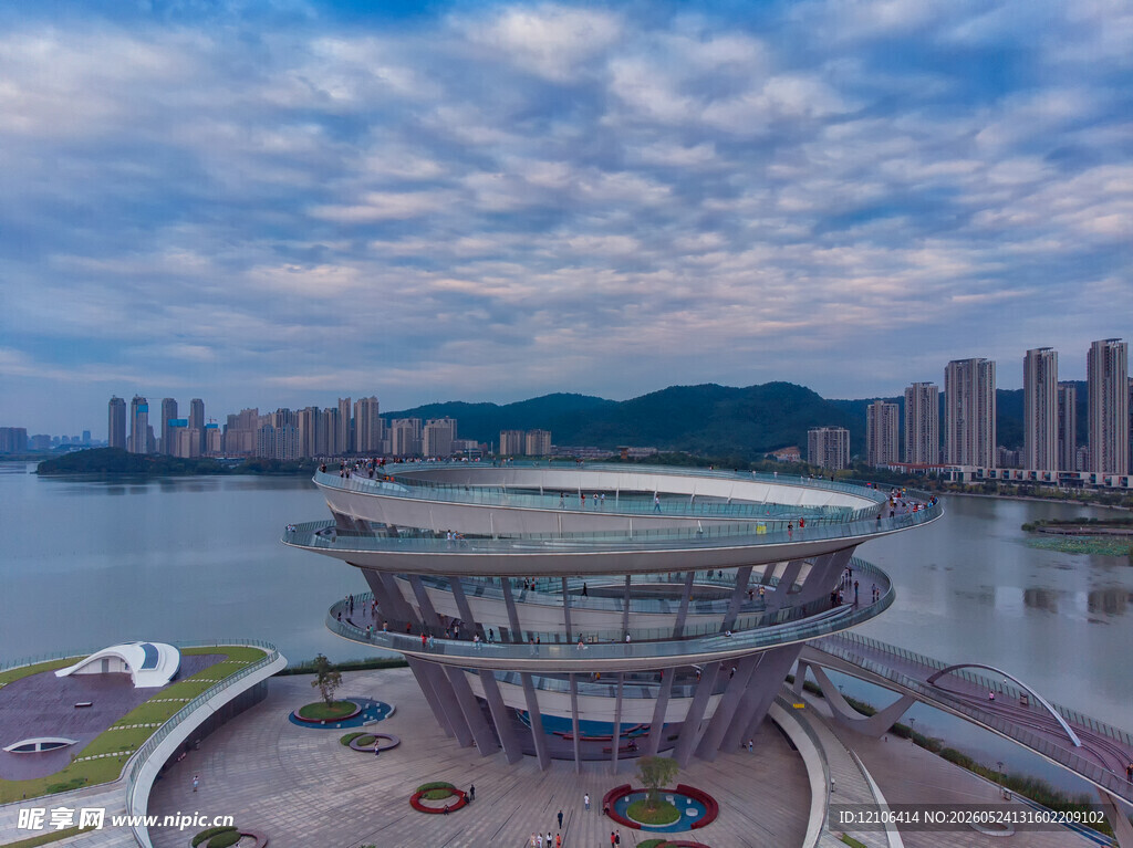 城市河畔独特建筑景观