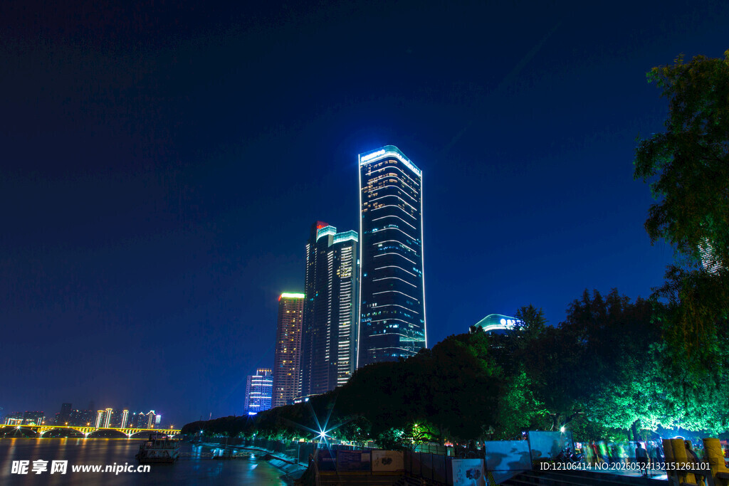 城市璀璨夜景高楼与江景