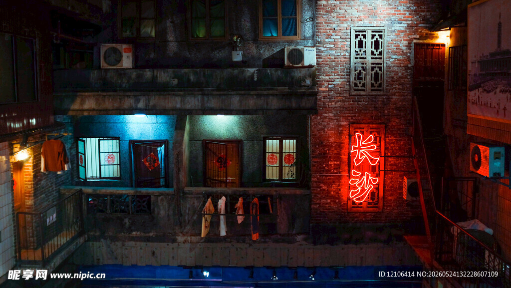 夜晚灯光下的复古建筑
