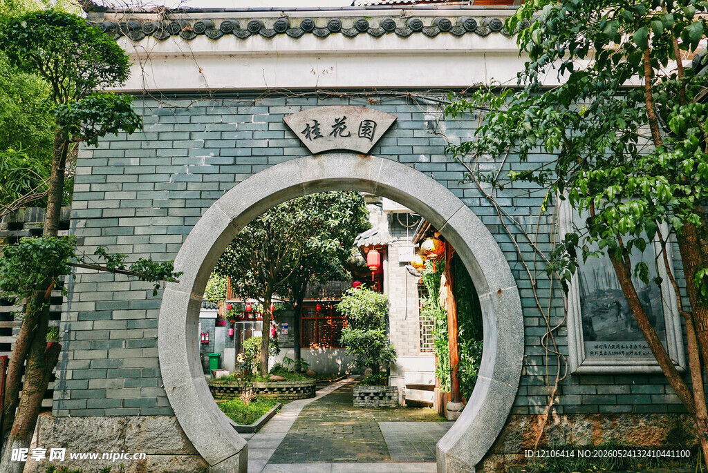 中式园林月洞门景观