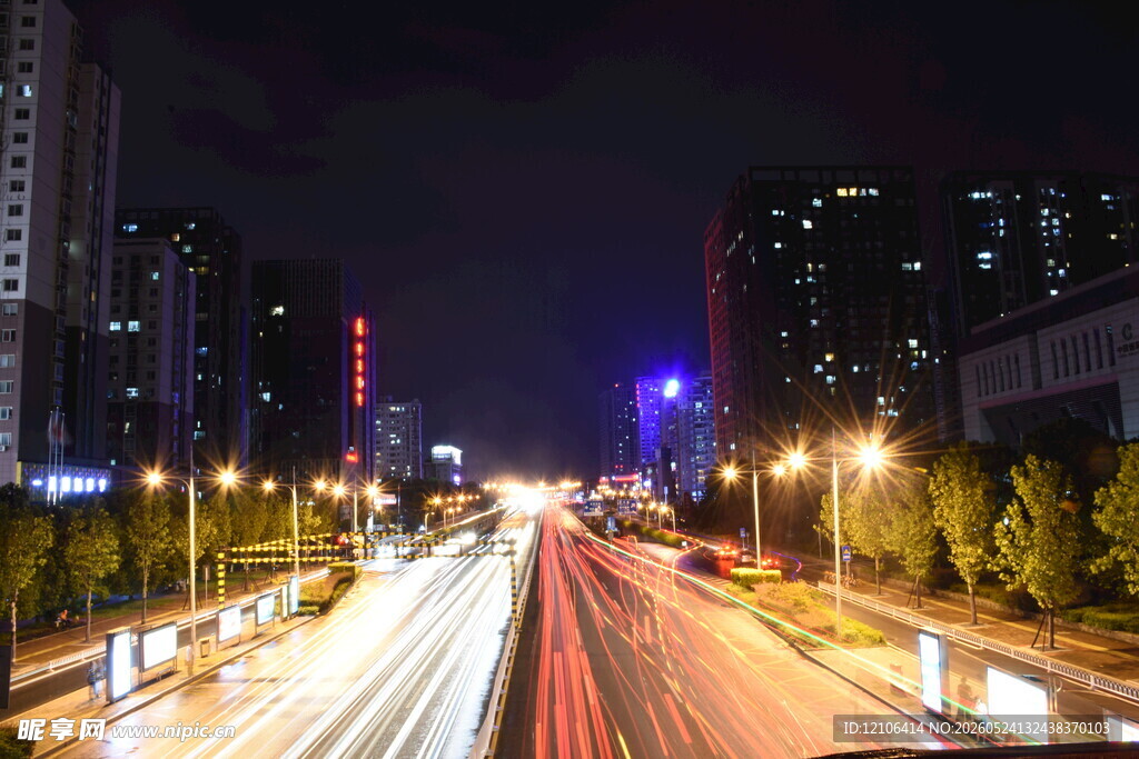 城市夜景中的繁忙道路