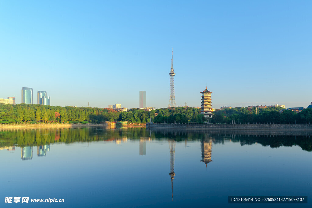 湖畔城市风光宁静美好