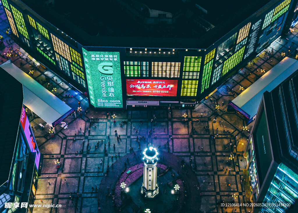 城市夜景中的绚丽街道