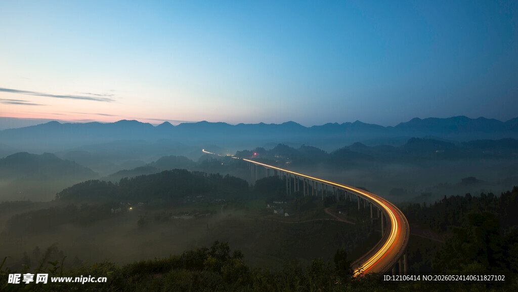 山间公路夜景车灯绘光带