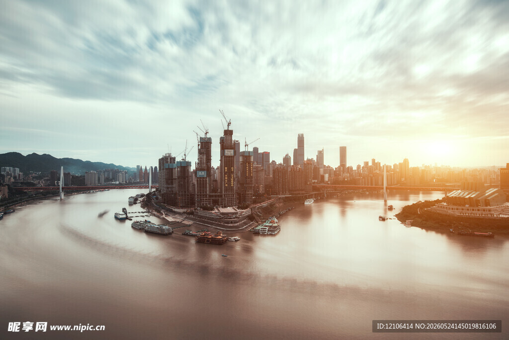 城市河畔日出壮丽景观