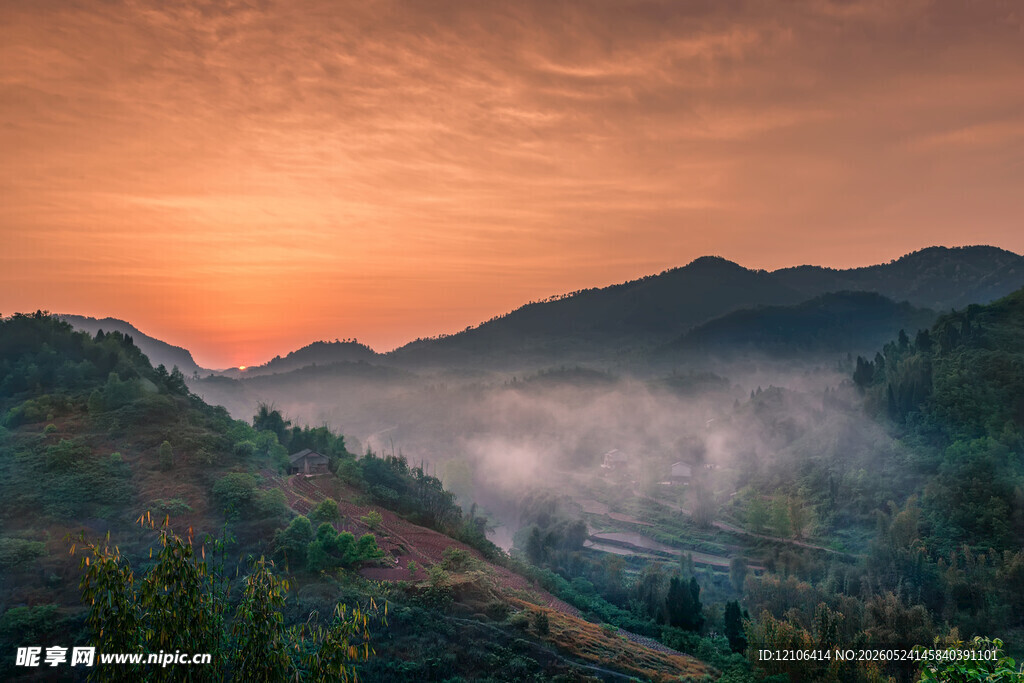 山间日出晨雾缭绕美景
