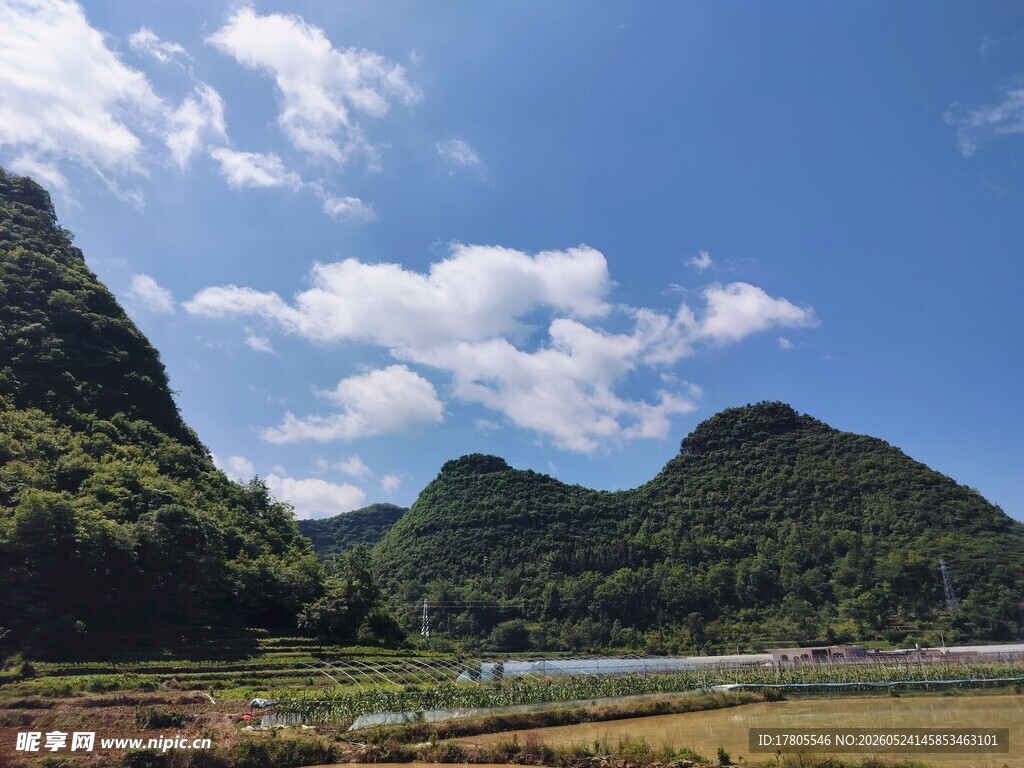 青山蓝天间的田园风光
