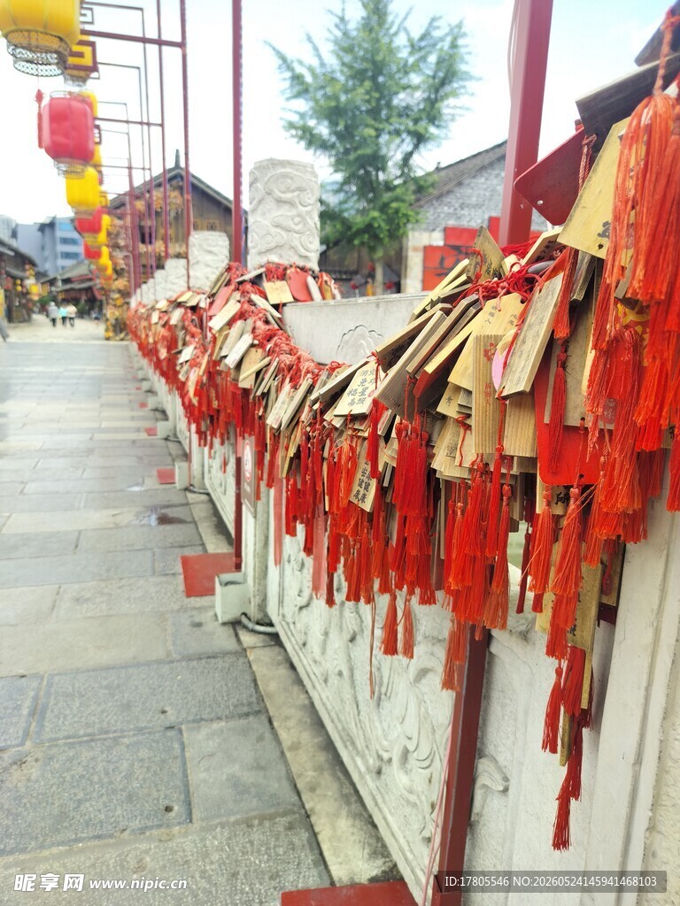 祈福红绸挂墙 祈愿美好
