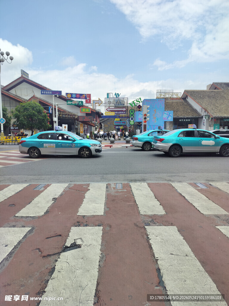 城市街头行驶的复古出租车