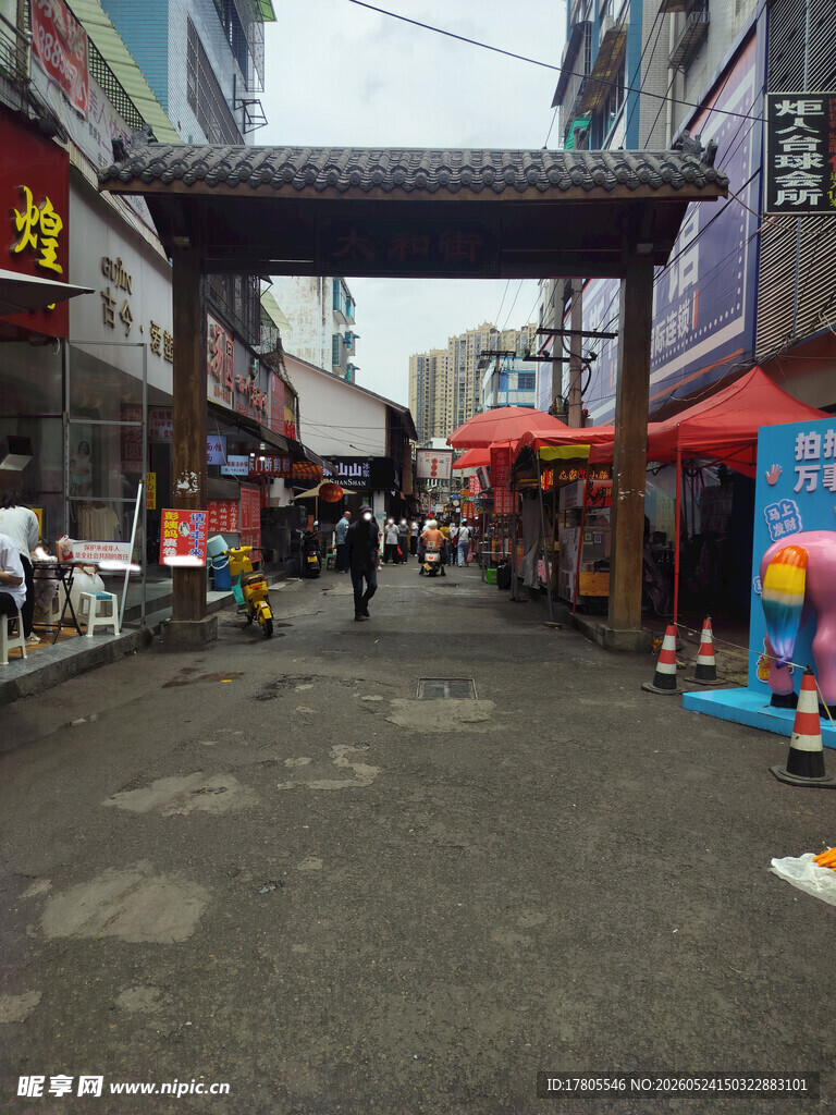 热闹街头集市景象