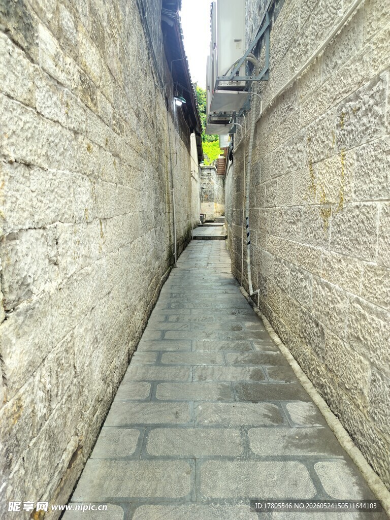 古老狭窄小巷  静谧石板路