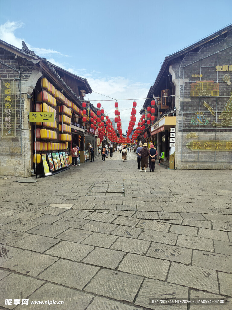 古街风貌 行人漫步赏景
