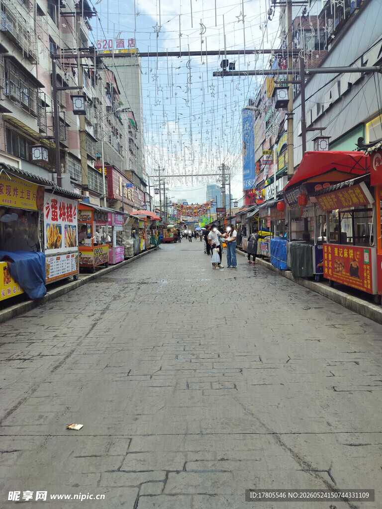 城市街边热闹的商业小巷