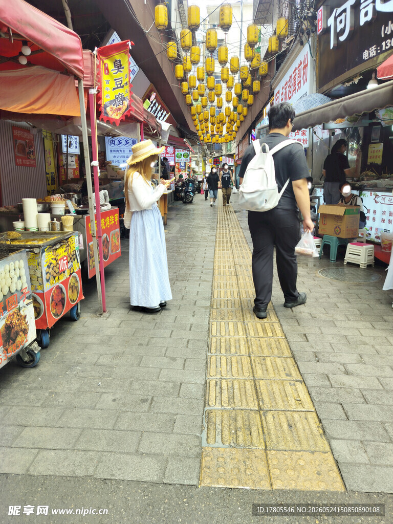 古街集市  行人漫步赏景