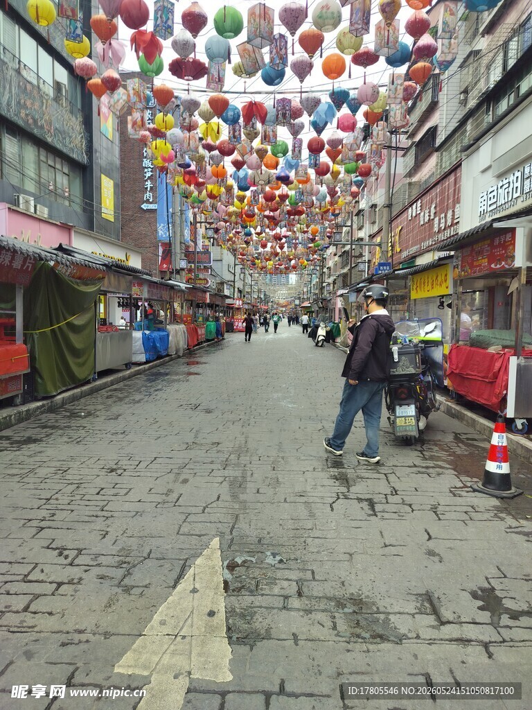 街道彩球装饰下的热闹景象