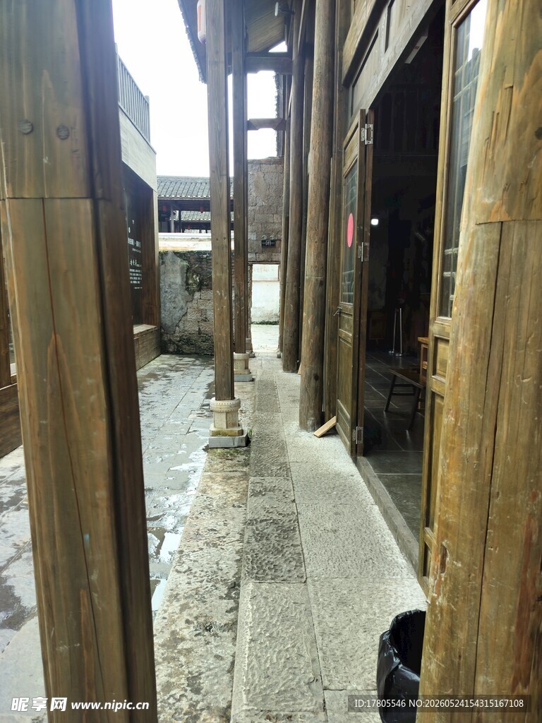 古旧木质走廊场景