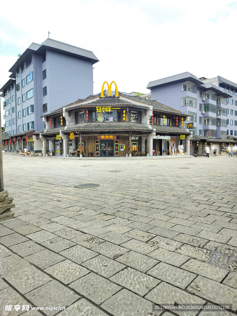 广场旁的多层建筑群