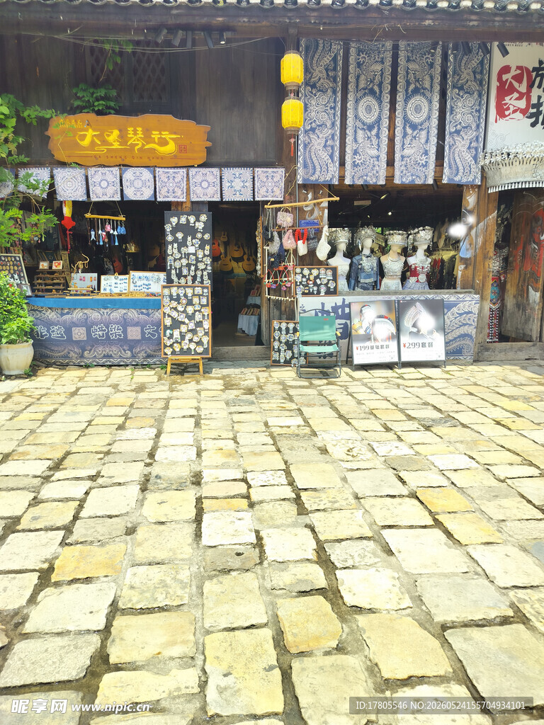 日式店铺前的石板路景观