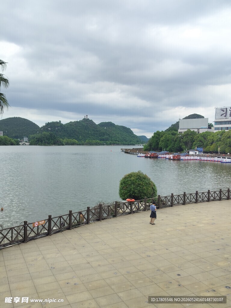 湖畔步道风景