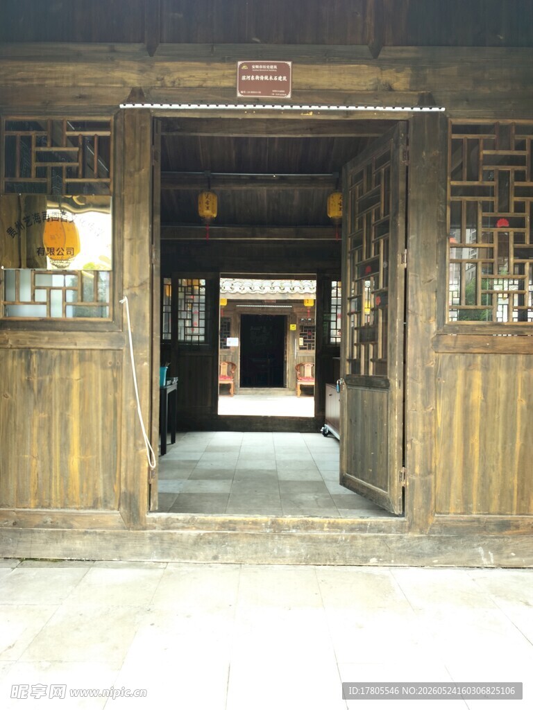 古旧木质门庭入口景象