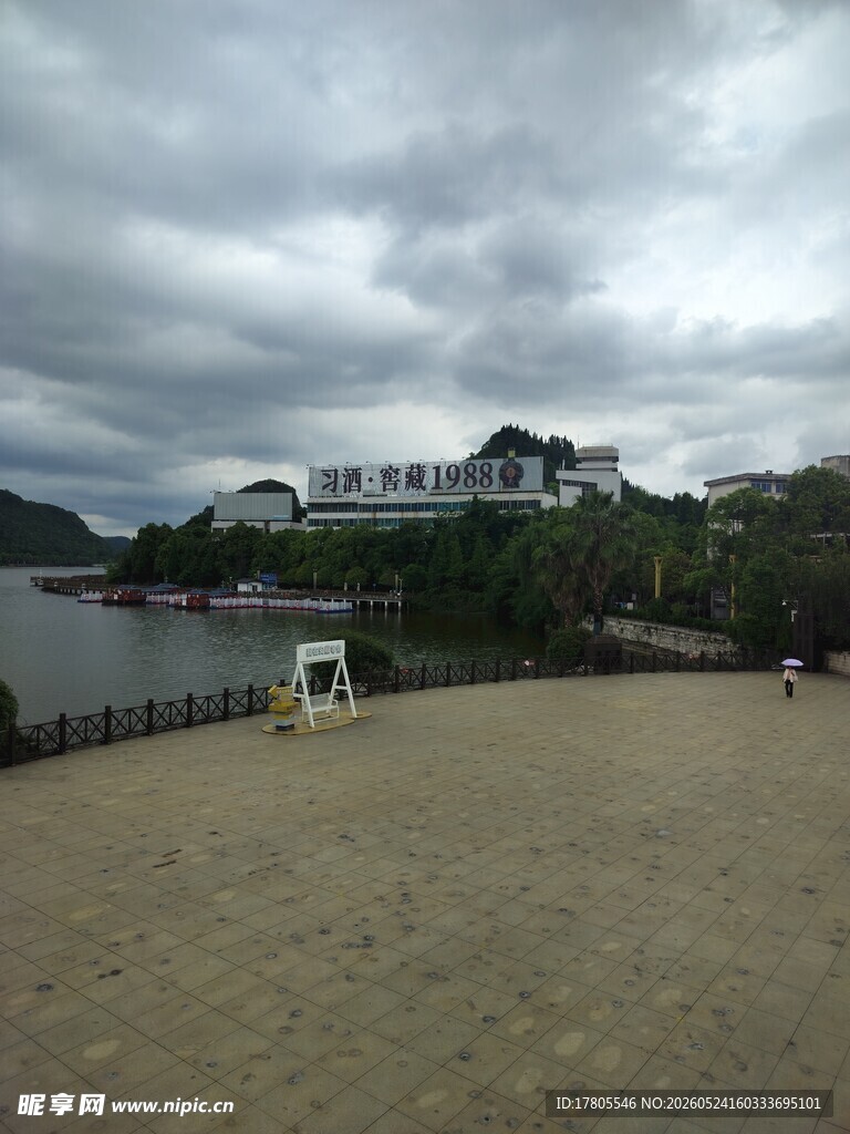 海滨沙滩上的白色建筑群