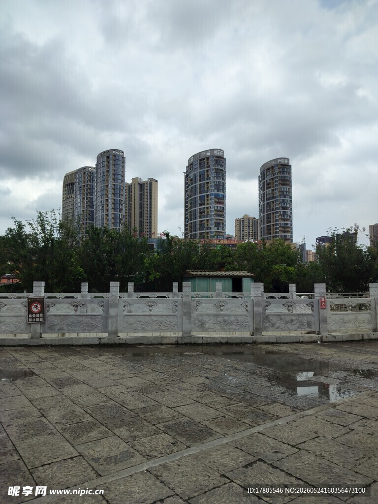 城市空地与远处高楼景观