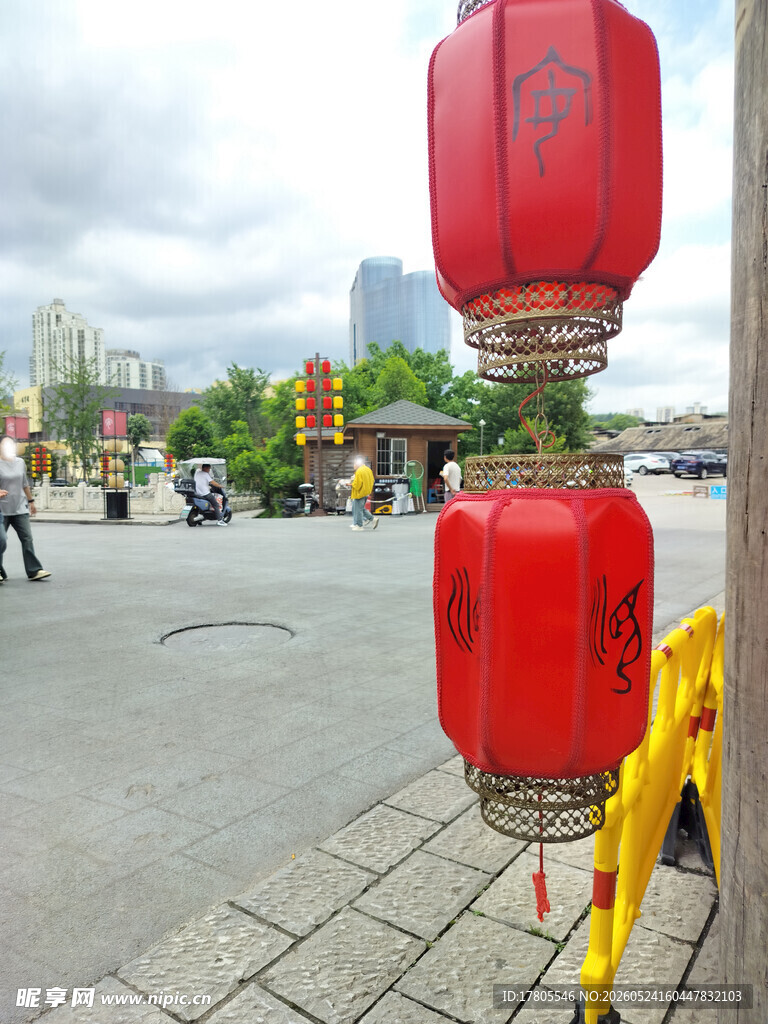 街头红灯笼装点城市风景