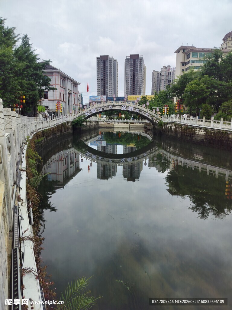 城市河畔风景