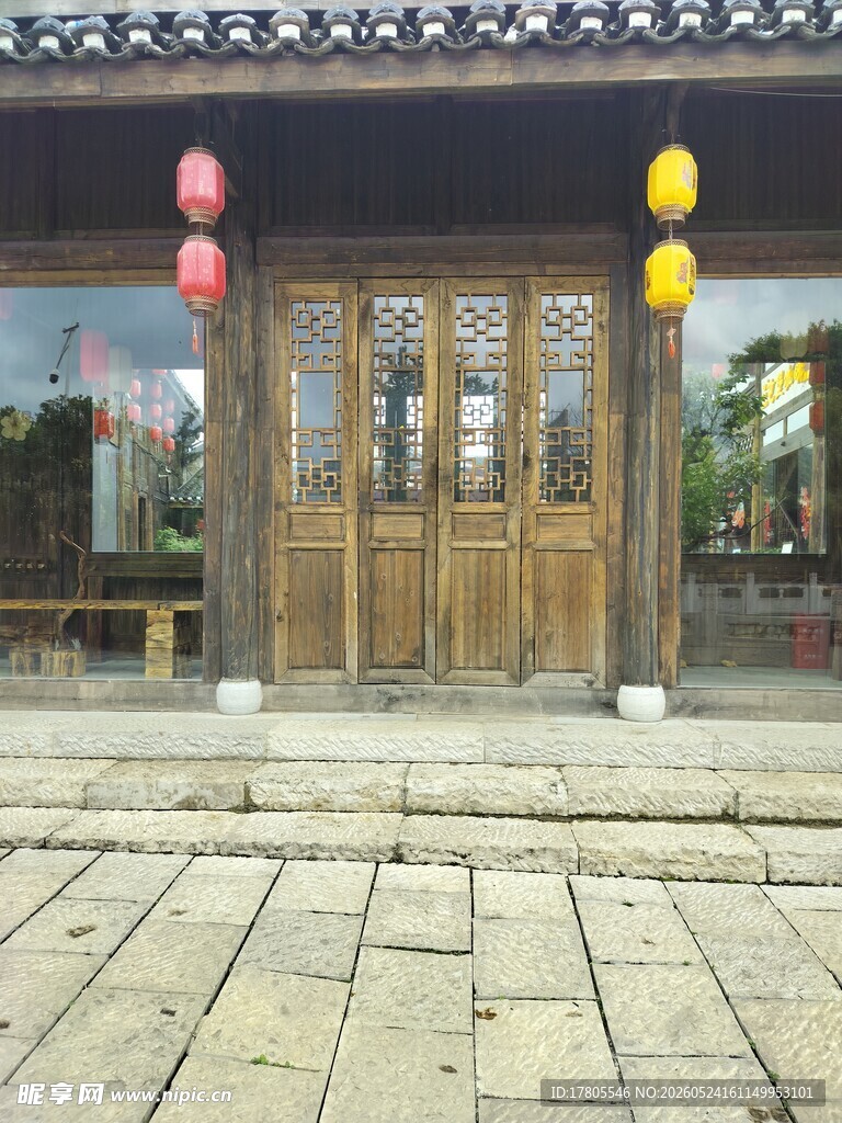 古宅前的多彩灯笼装点