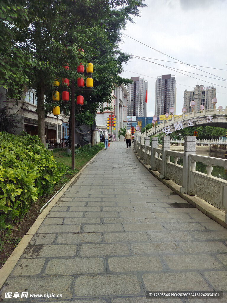 城市中宁静的砖石步道