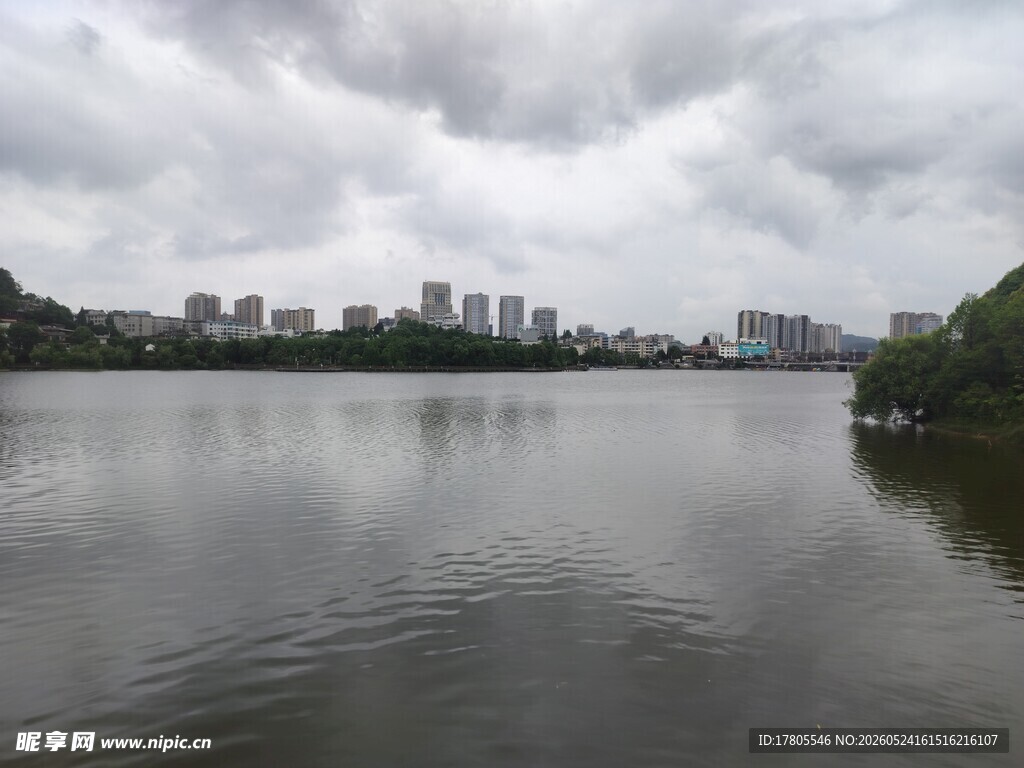 湖畔城市风光 静谧水域