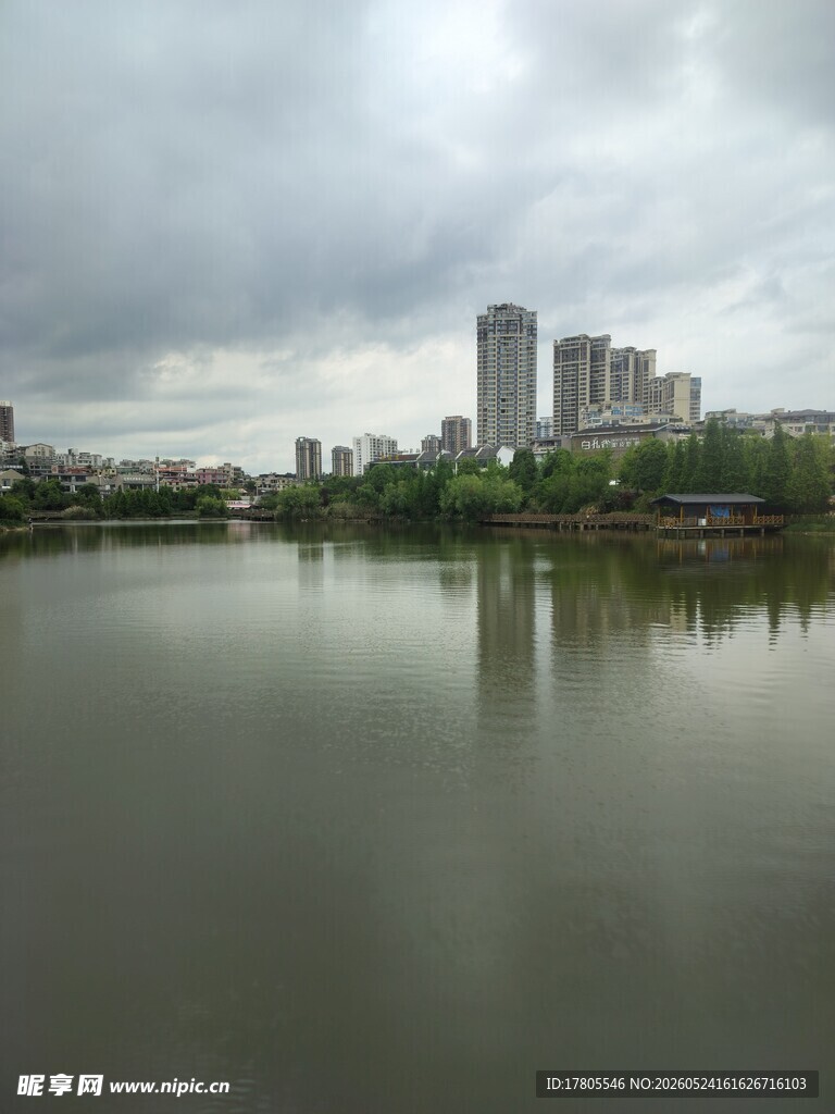 城市湖畔风景