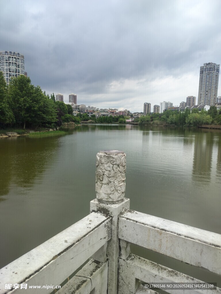 湖畔石桥景致