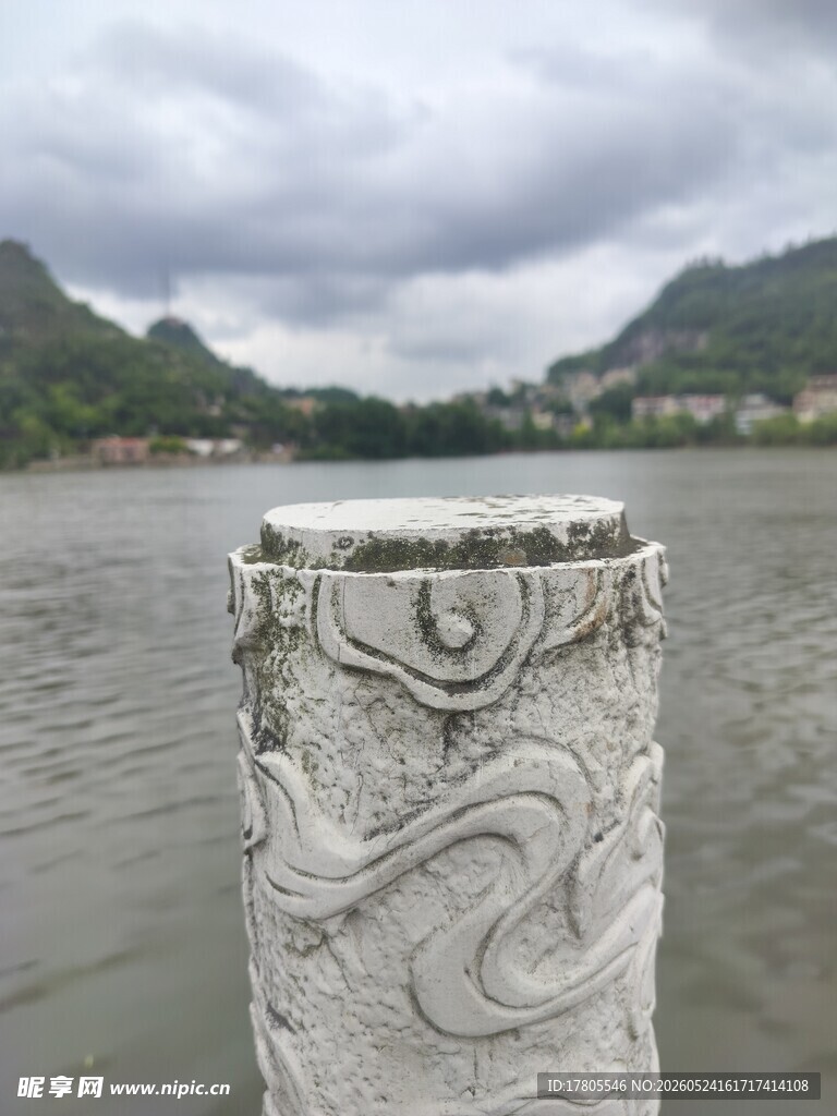 江边雕龙石柱  远山云雾景