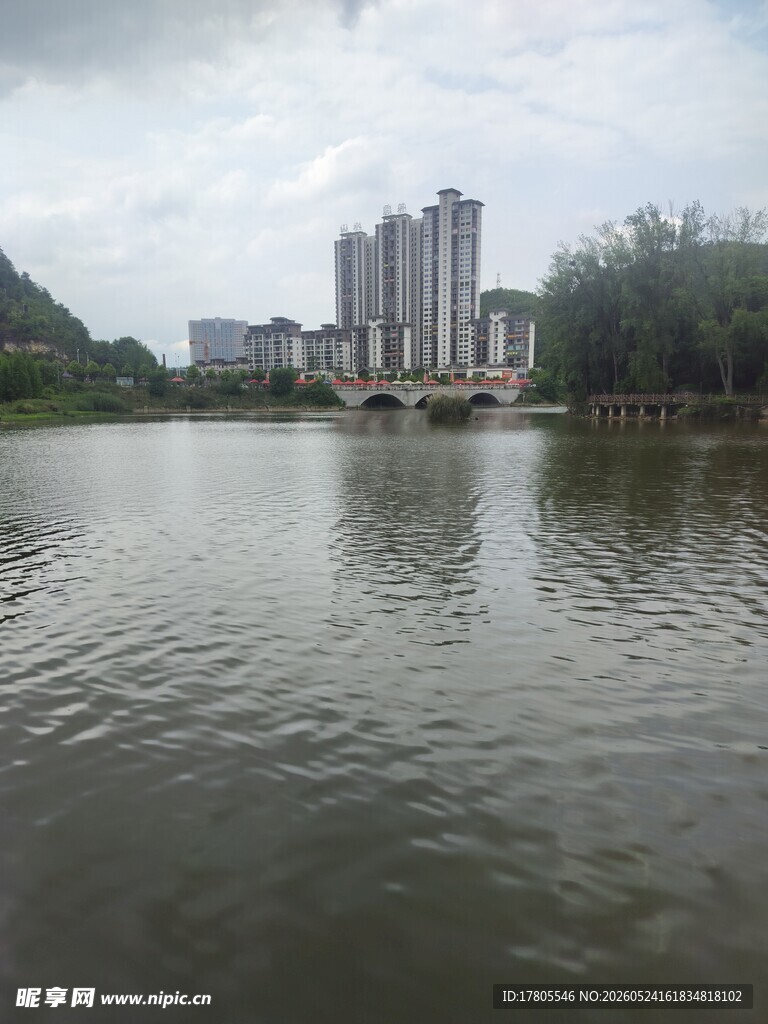 湖畔高楼风景