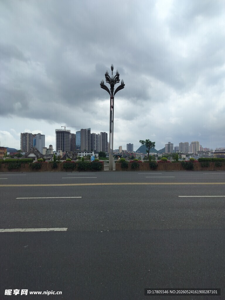 城市道路与远方建筑景观