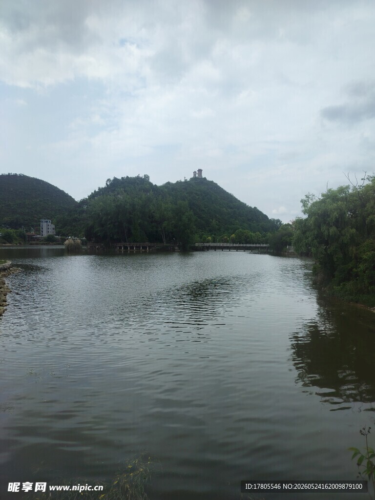 宁静河边山水景