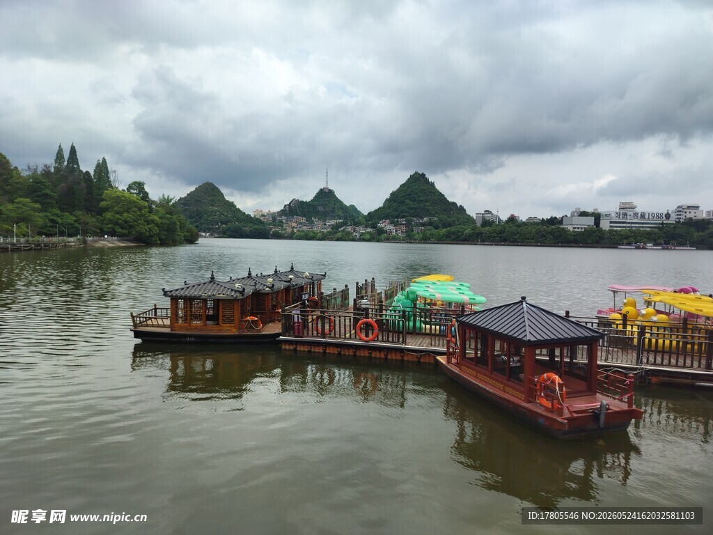 湖畔多彩船只停靠美景