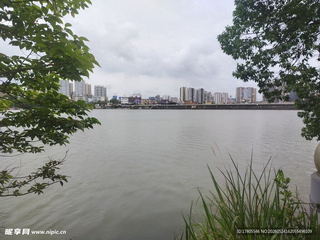 河畔城市风光