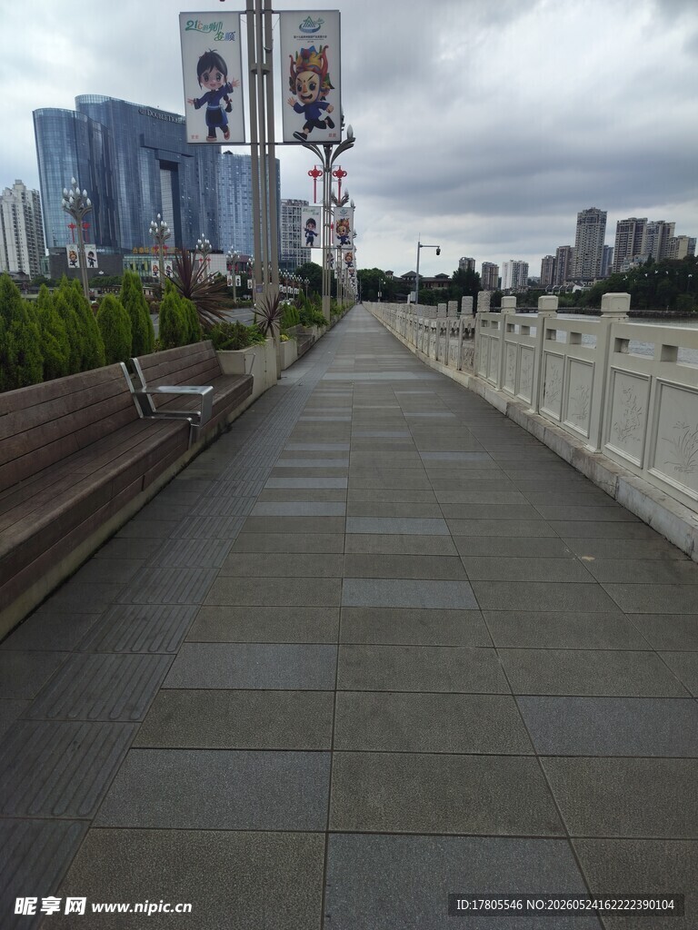 城市步道   远处高楼与天空